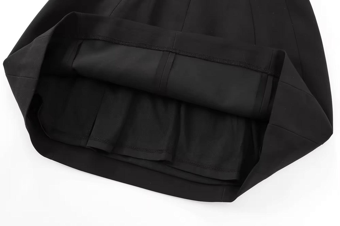 Schwarzes Kleid mit Feder-Akzent