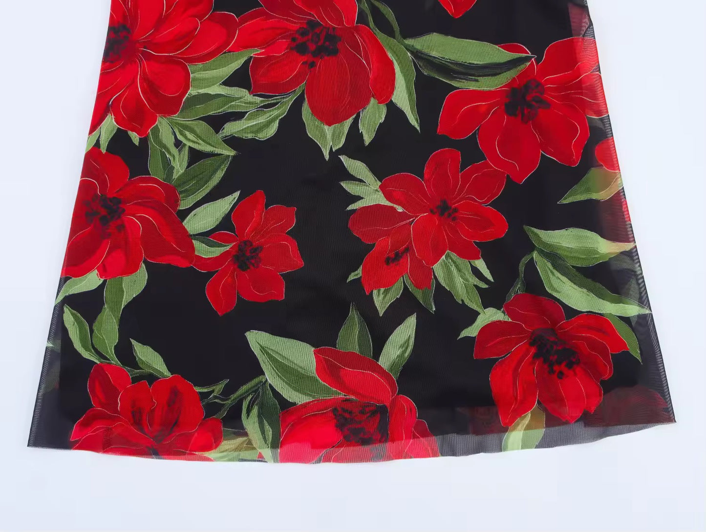 Florales Neckholder-Kleid in Schwarz mit roten Blüten