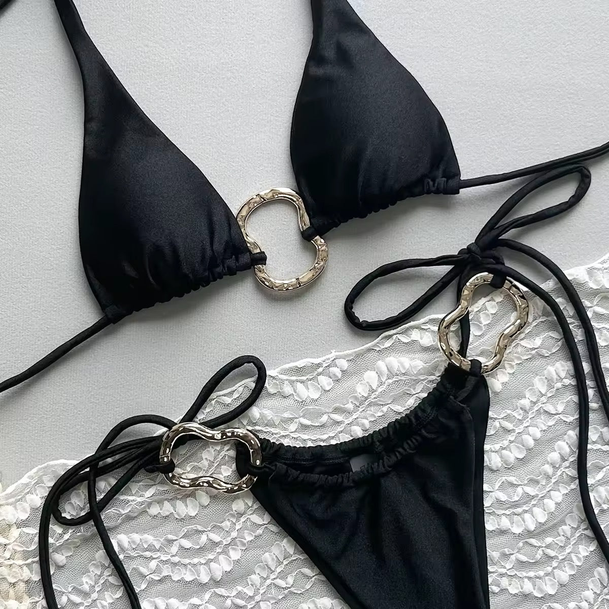 Bikini mit goldenen Riegel