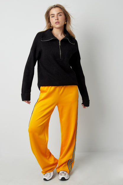 Neutraler Strickpullover