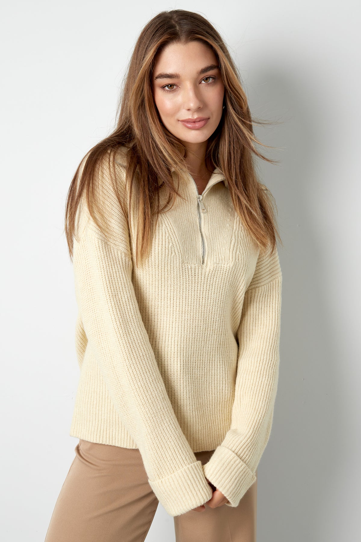 Neutraler Strickpullover