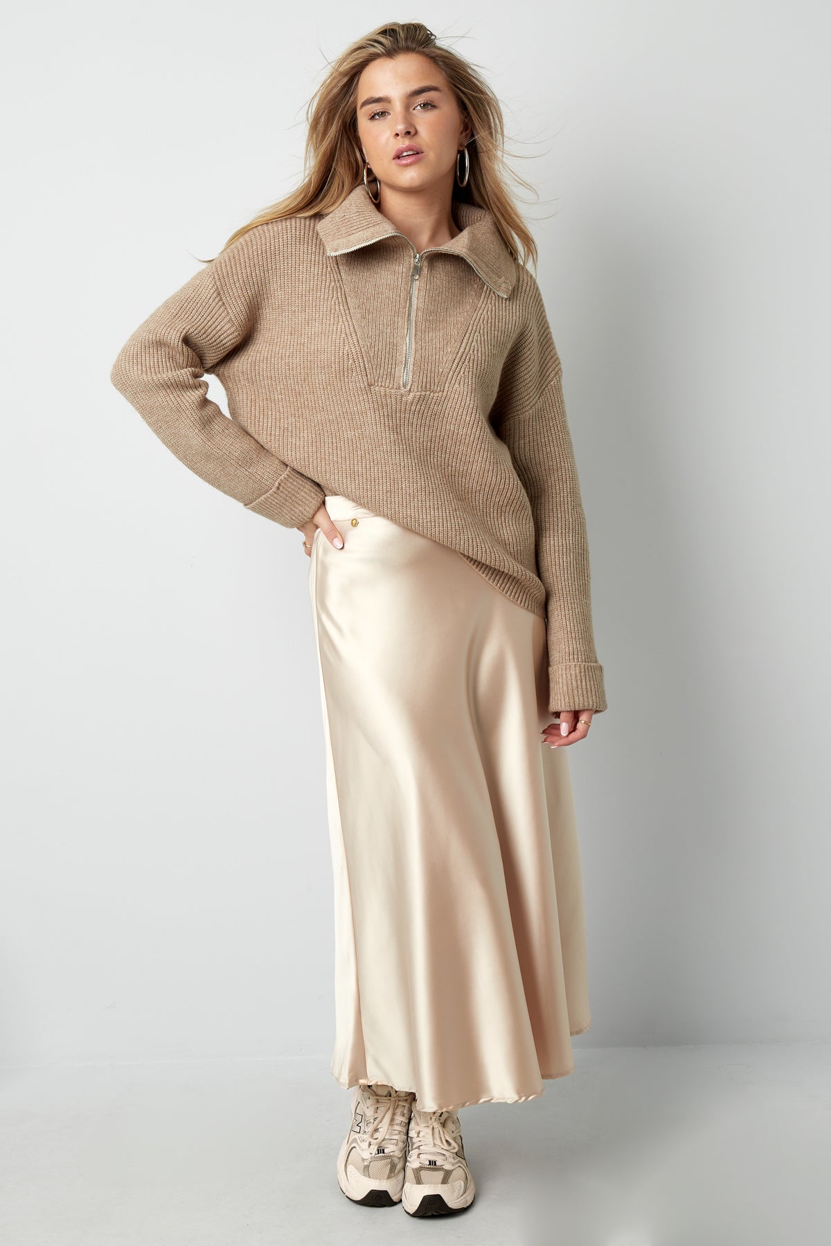 Neutraler Strickpullover