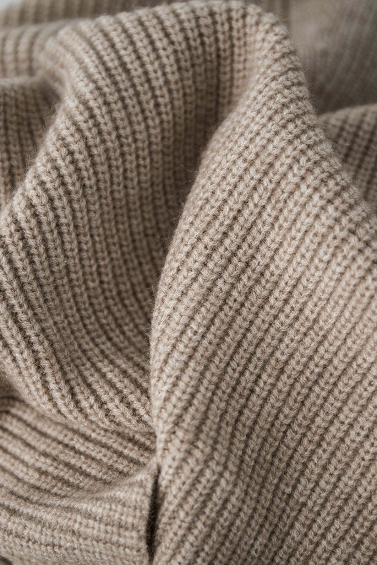 Neutraler Strickpullover