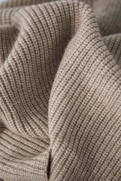 Neutraler Strickpullover