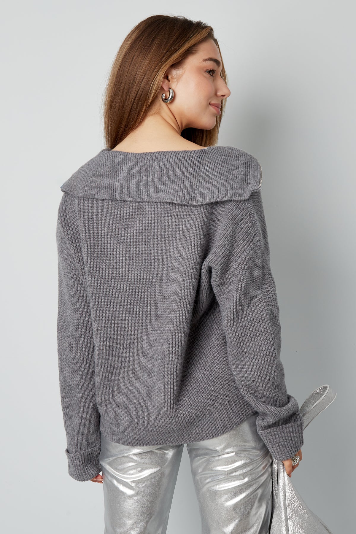 Neutraler Strickpullover