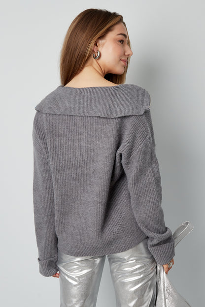 Neutraler Strickpullover