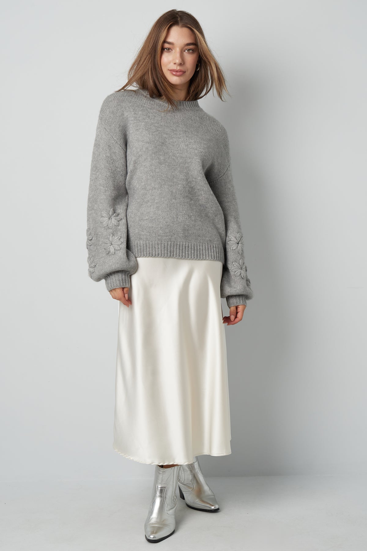 Schöner Pullover mit Blumenmuster