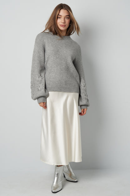 Schöner Pullover mit Blumenmuster