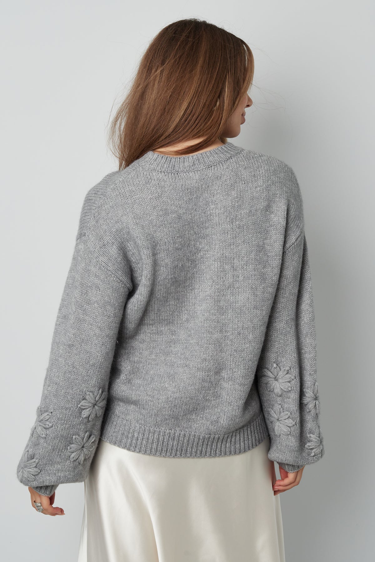Schöner Pullover mit Blumenmuster