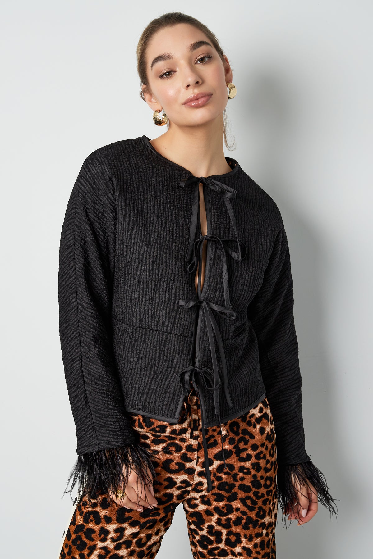 Federjacke mit schwarzem Panther-Print