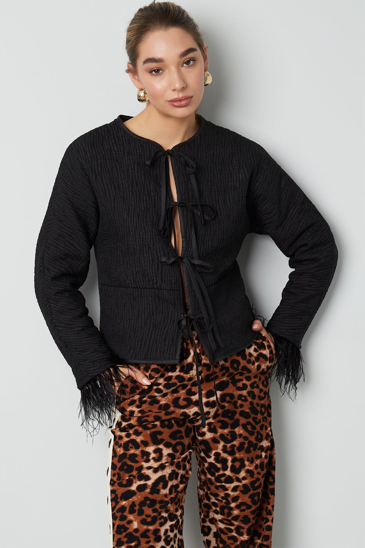 Federjacke mit schwarzem Panther-Print