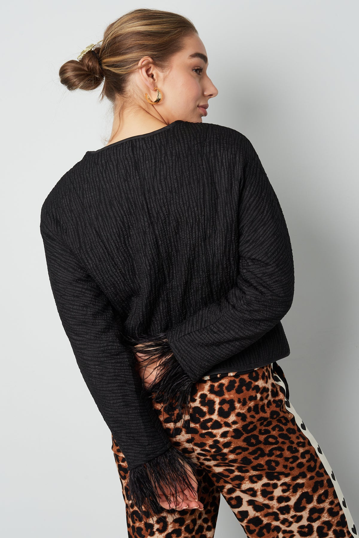 Federjacke mit schwarzem Panther-Print