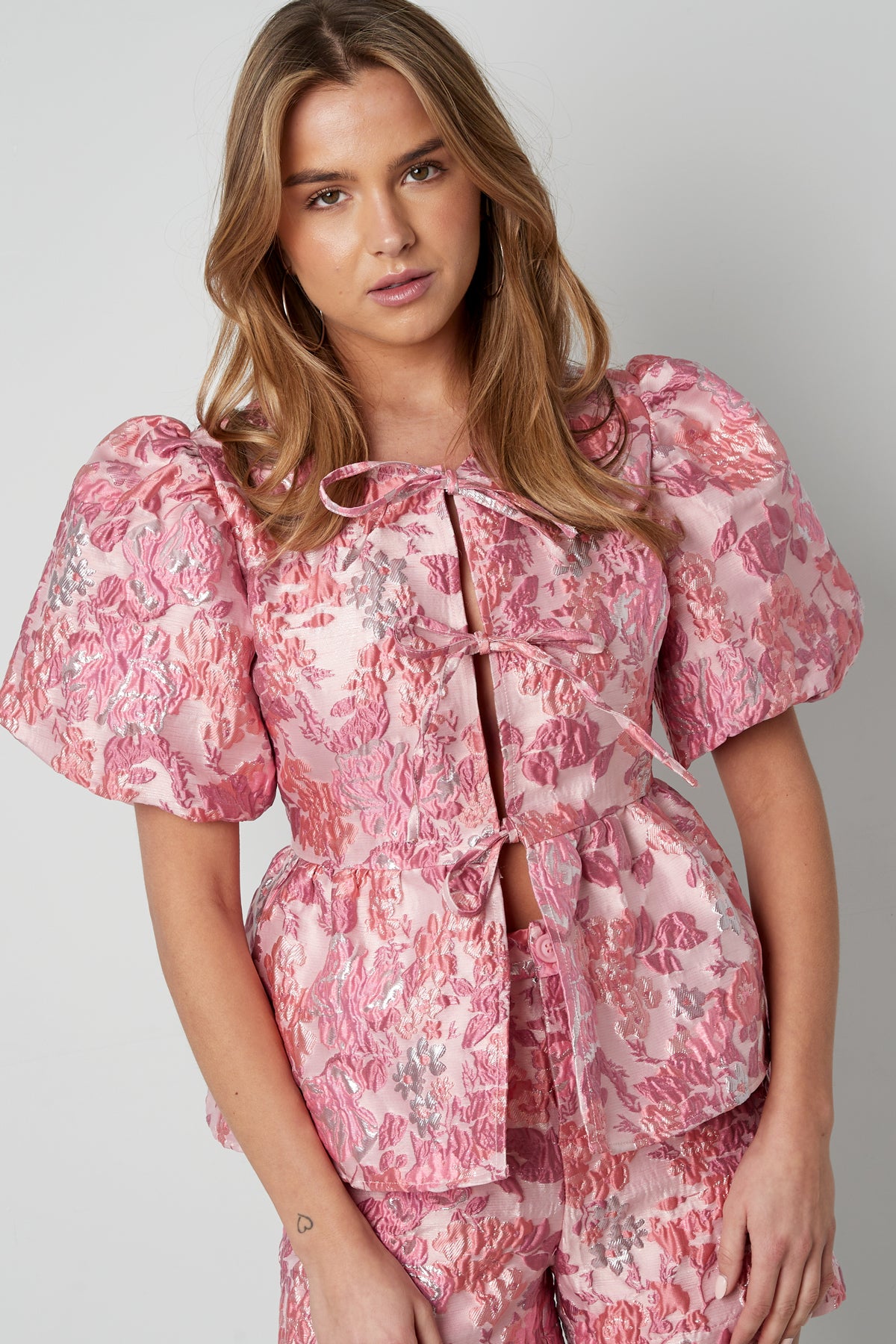 Gewebte Polyesterfasern Damen Kurzarm Oberteil Elegantes Blumenmuster