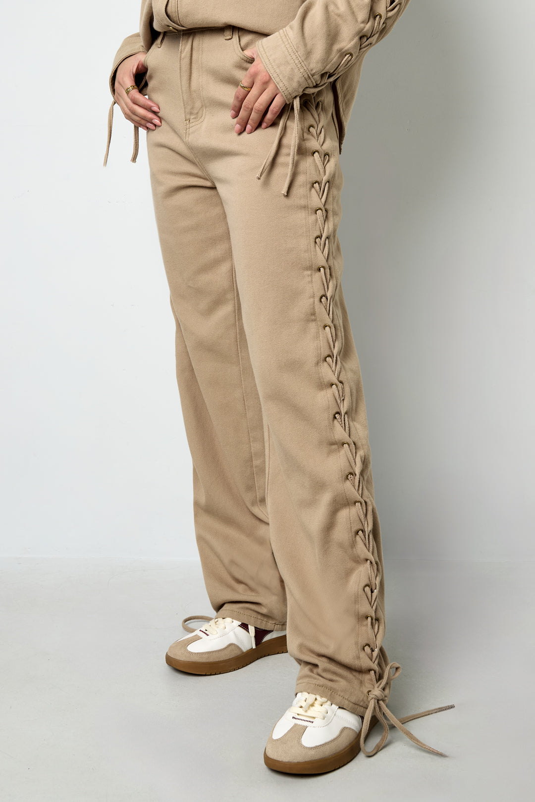 Jeans mit Schnürung