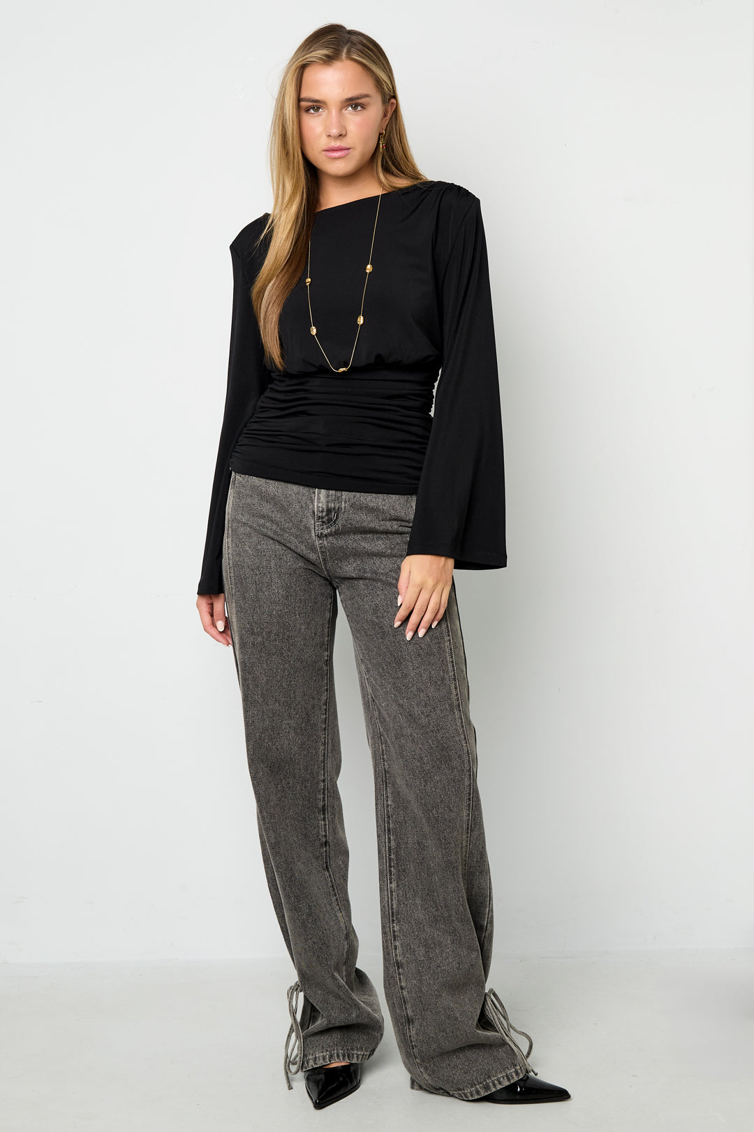 Figurbetontes Top mit ausgestellten Ärmeln